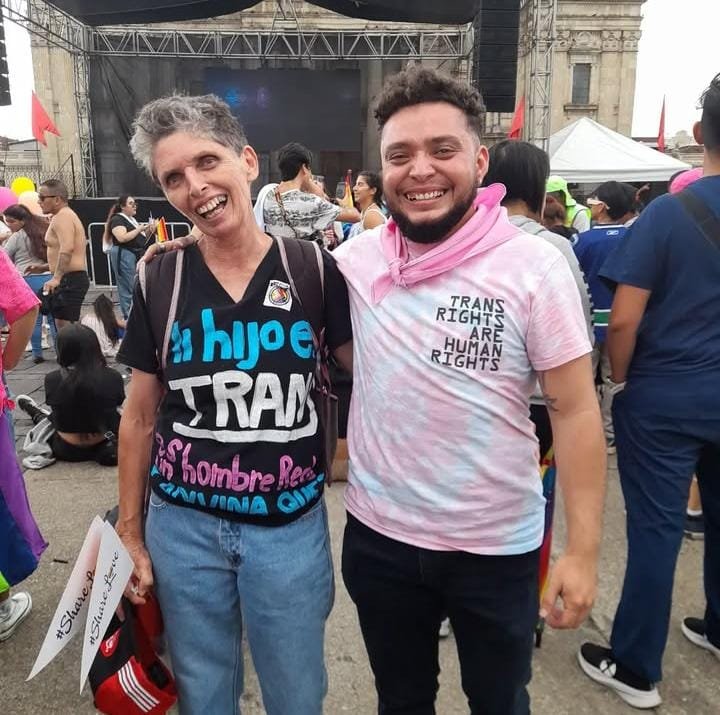  Mirna acompaña a su hijo Dreik a las actividades que realiza su colectivo para defender los derechos de las personas trans. 